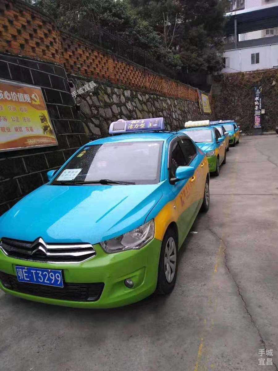 宜昌多名出租车司机自发组织免费接送医护人员