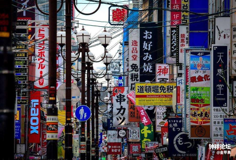 日本小街道一景，这招牌，在中国肯定全被拆了。