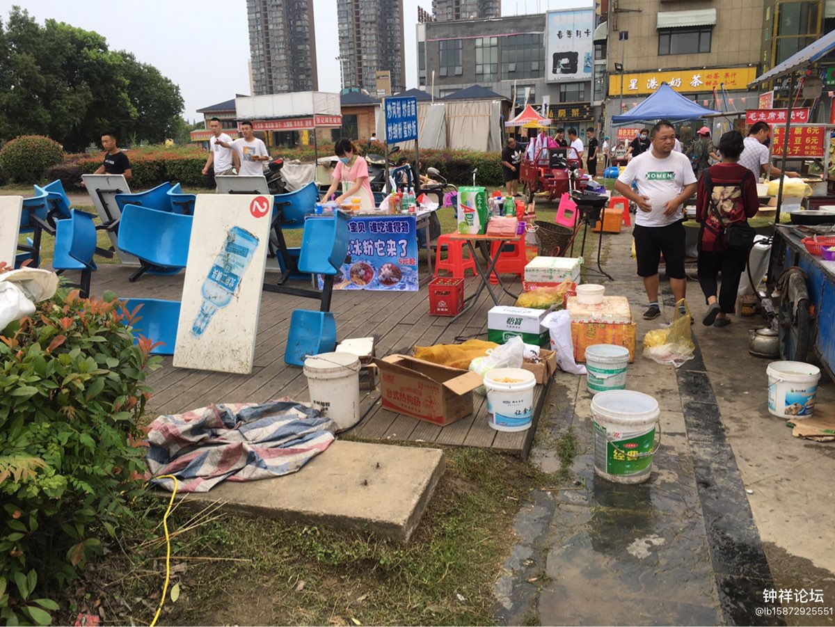 左右后面都用桌子围起来的。