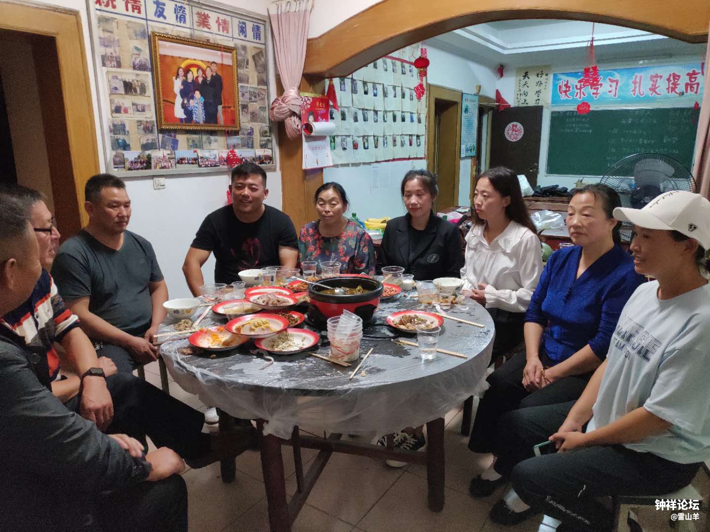 9月20日晚，钟祥市最大女性学驾照者杜玉芬（右五）举办谢师宴。