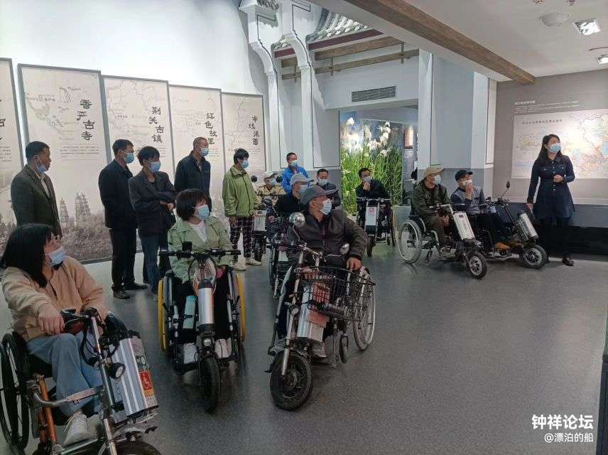 在社工的协助下参观纪念馆