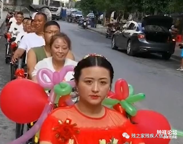 图片是洛阳轮椅迎亲队伍