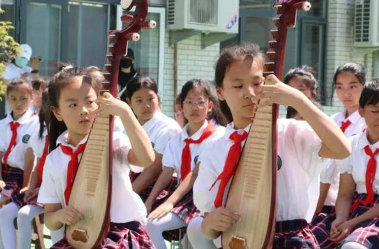 任丘市第六实验小学琵琶社团成员正在表演练习曲。 田芮溪摄
