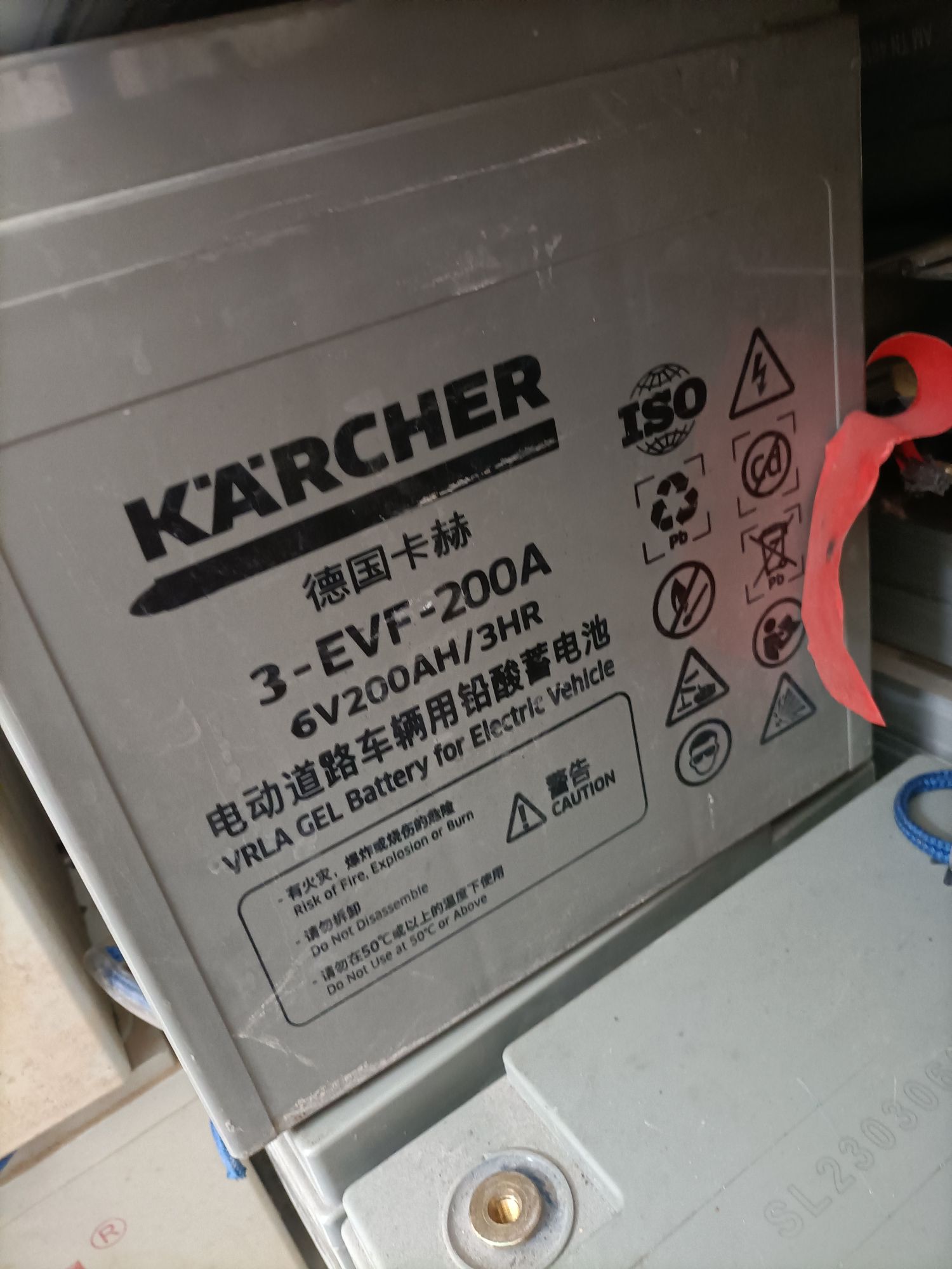 这个电池一般用于工厂的扫地机，还有一些观光车，每块电池是六伏200安。