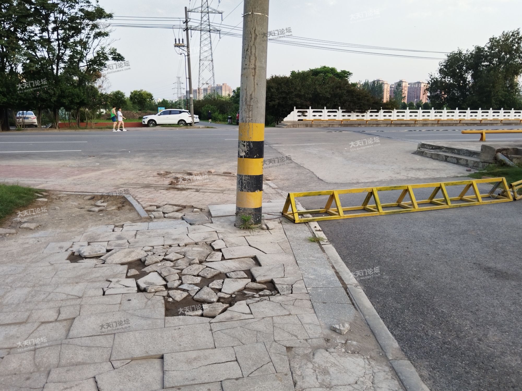 城南体育公园路口。
