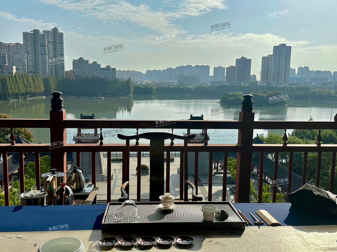 登上茶经楼眺望天门新城