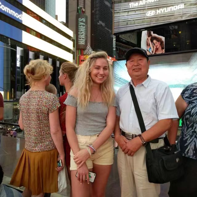 金发女郎合张影