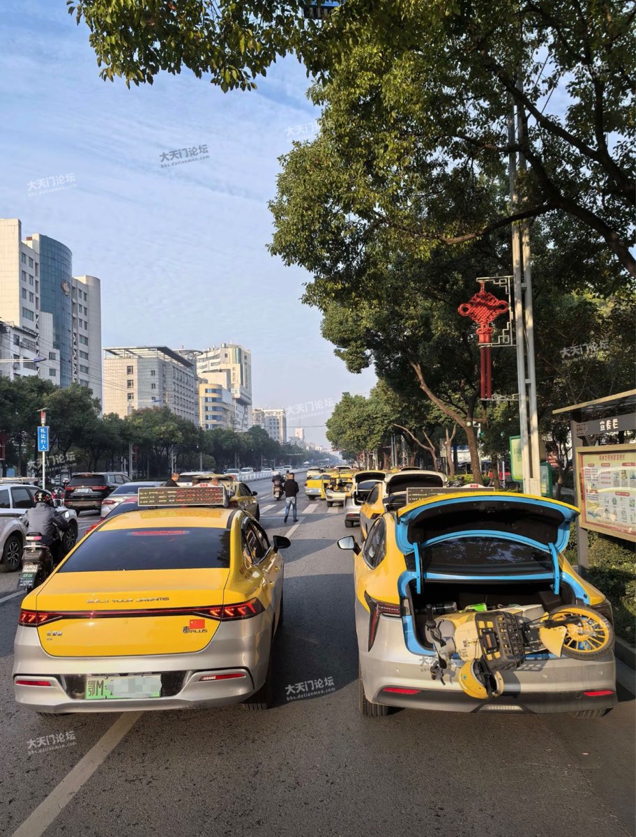 成群结队的仙桃出租车正在把共享单车拖走