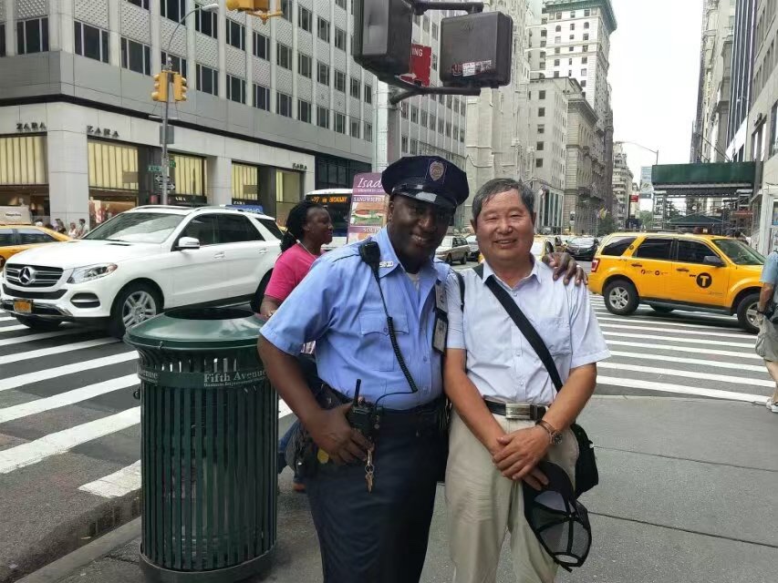纽约警察合张影