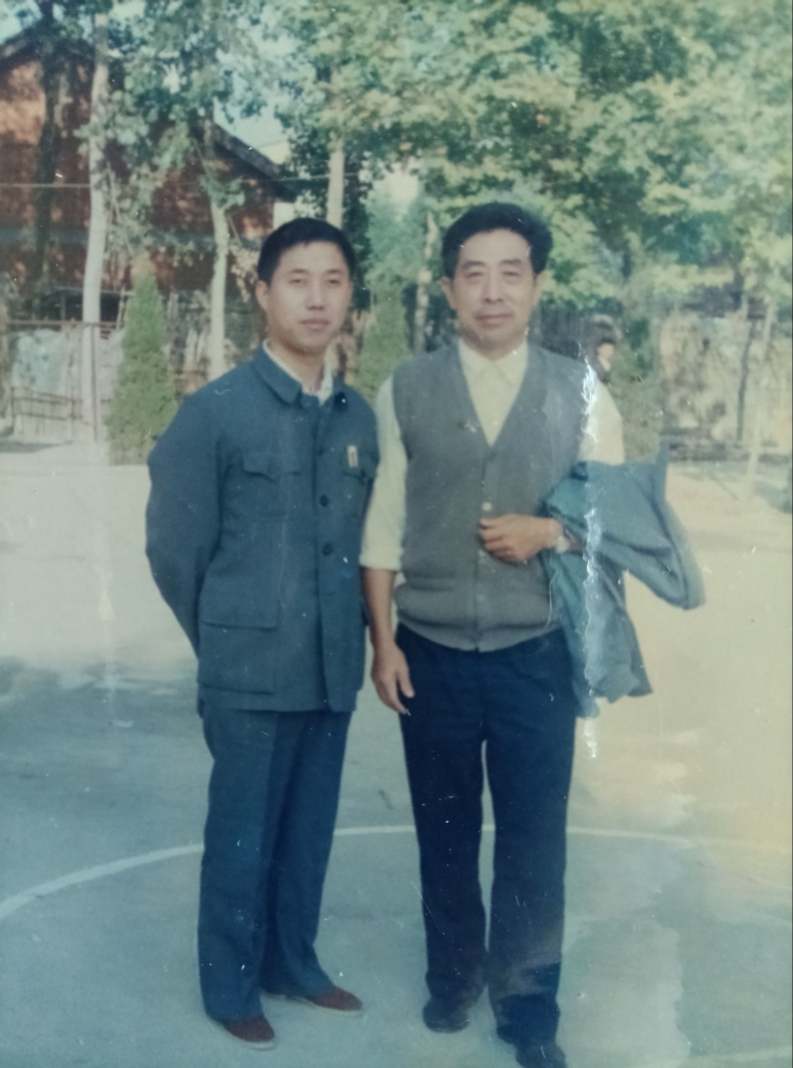 1988年,作者（左）与康先生在旧口镇机关大院合影。