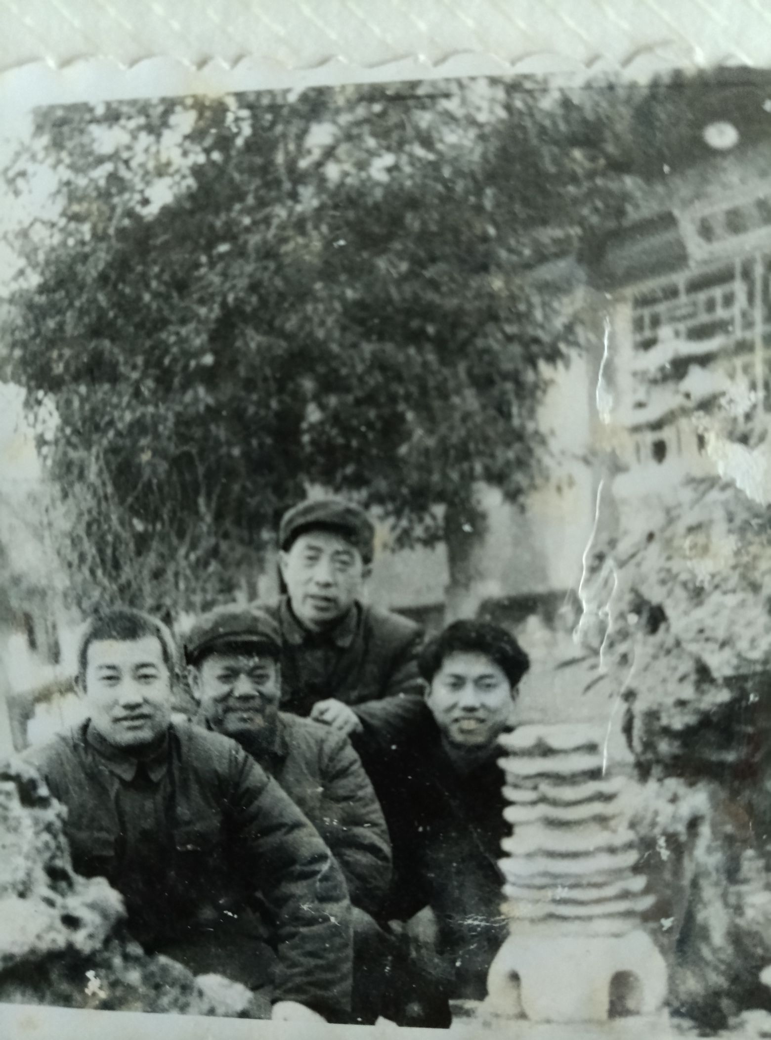 1983年,作者（右一）与康业精先生（左二）汪永利（右一）在元佑宫合影。