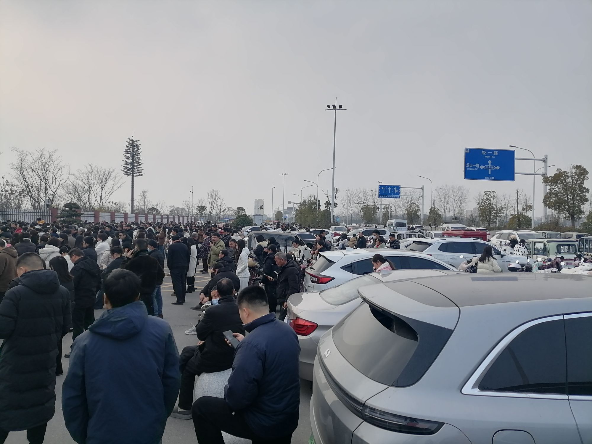 上图为放寒假来校接孩子的家长们。