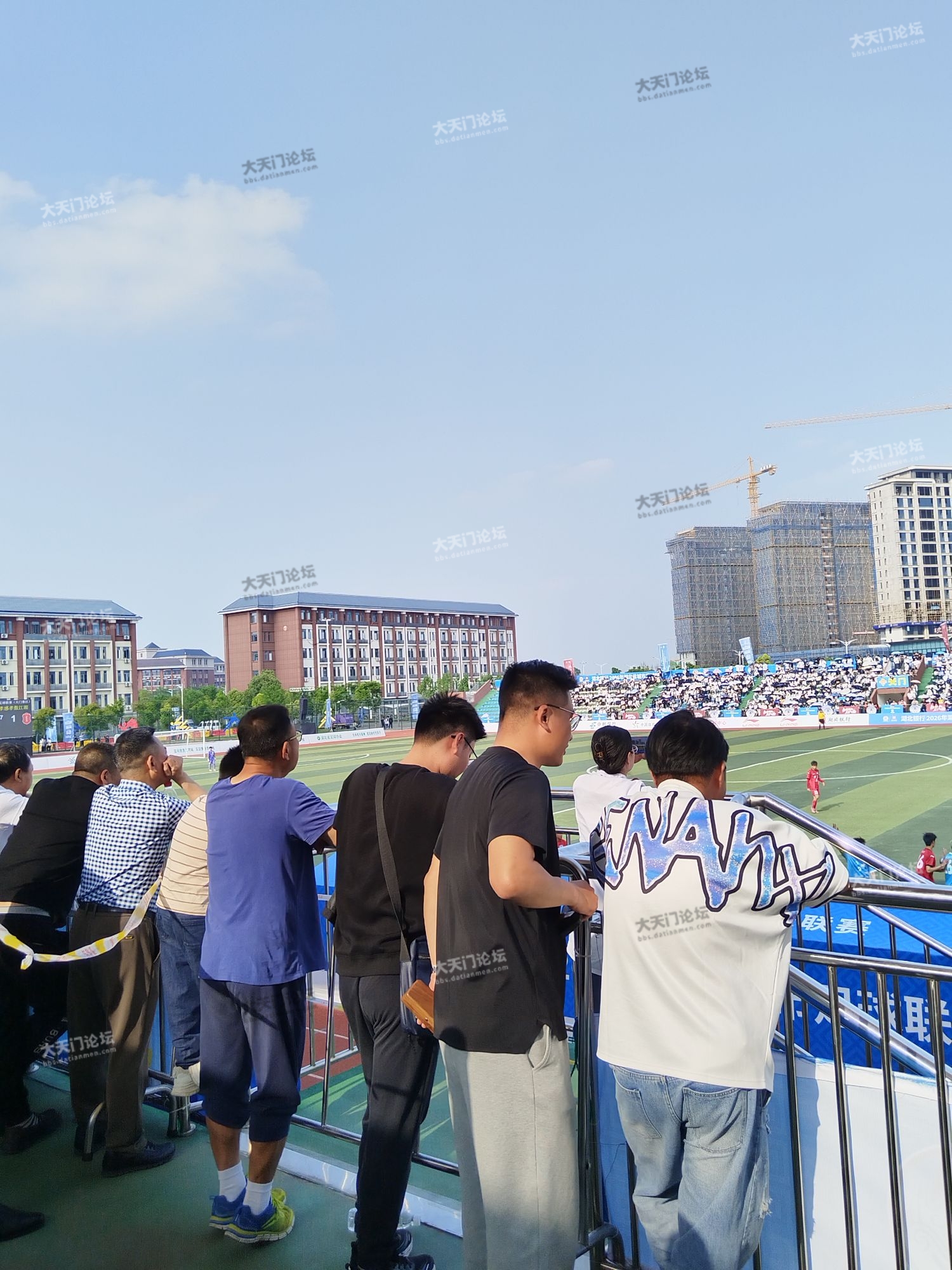 坐着看不到，站起来又挡住了后面的人。